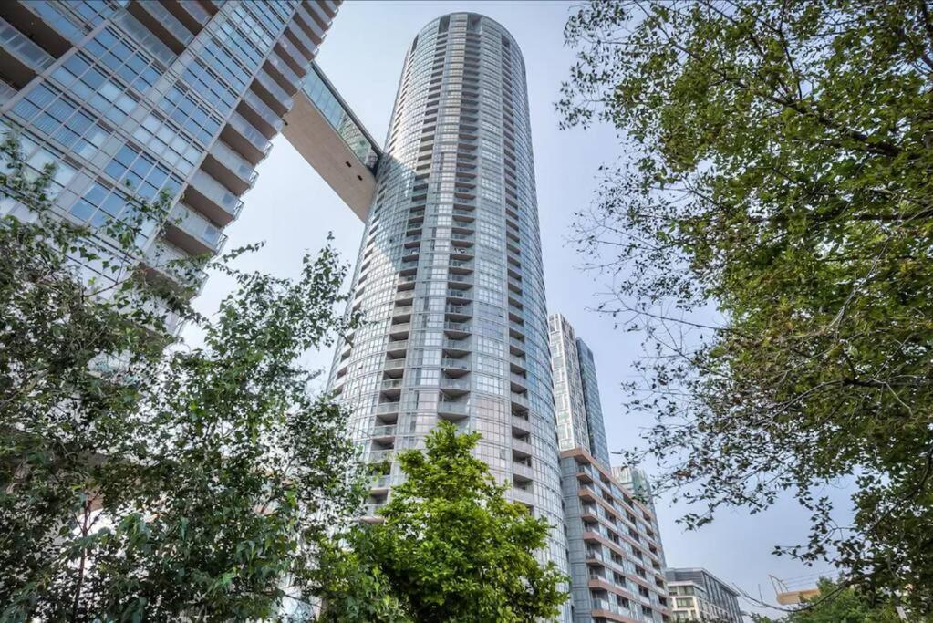 Lush Condo By Cntower - Free Parking تورونتو المظهر الخارجي الصورة