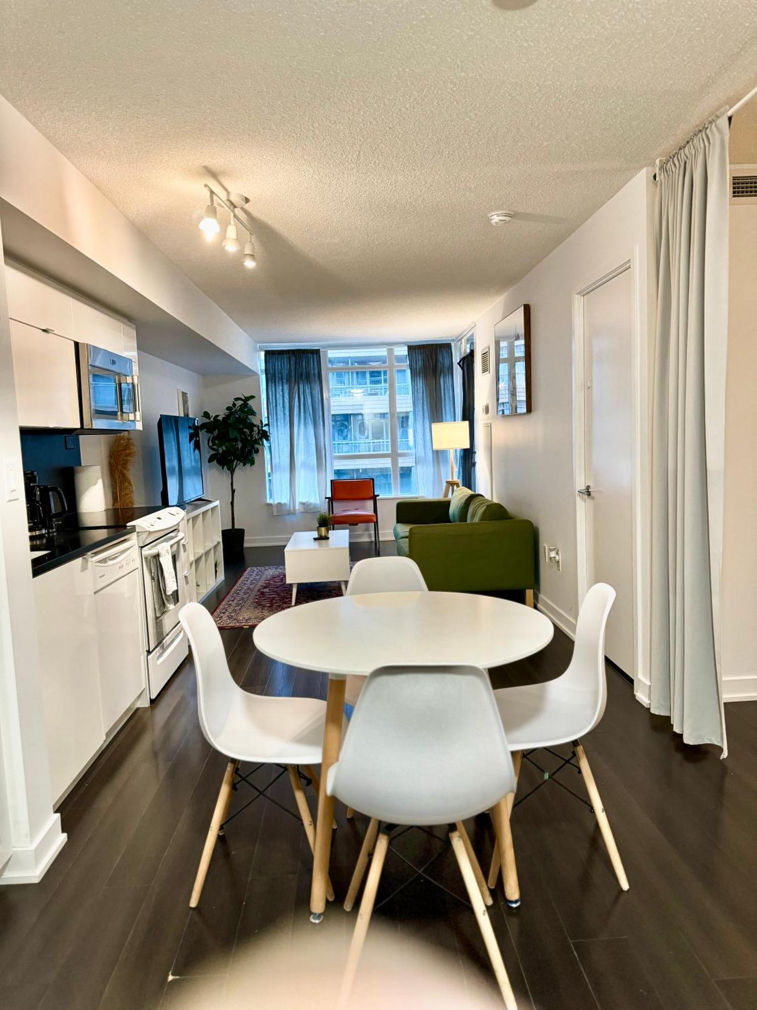 Lush Condo By Cntower - Free Parking تورونتو المظهر الخارجي الصورة