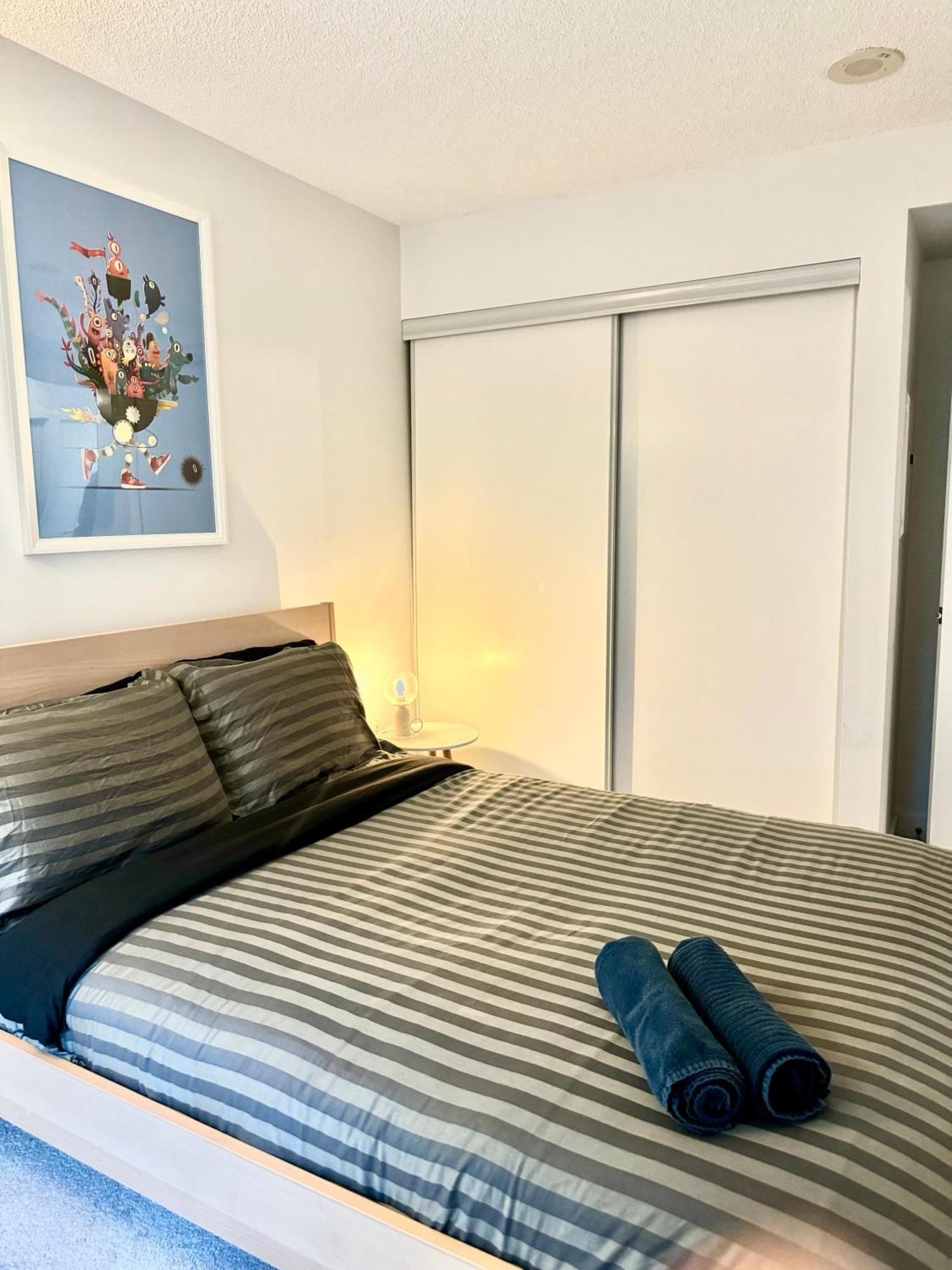 Lush Condo By Cntower - Free Parking تورونتو المظهر الخارجي الصورة